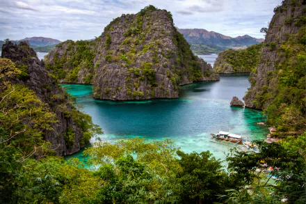 5K Ultra HD PC desktop wallpaper and background: turquoise sea and towering limestone rocks in the Philippines, lush coastal nature around a tranquil ocean cove.