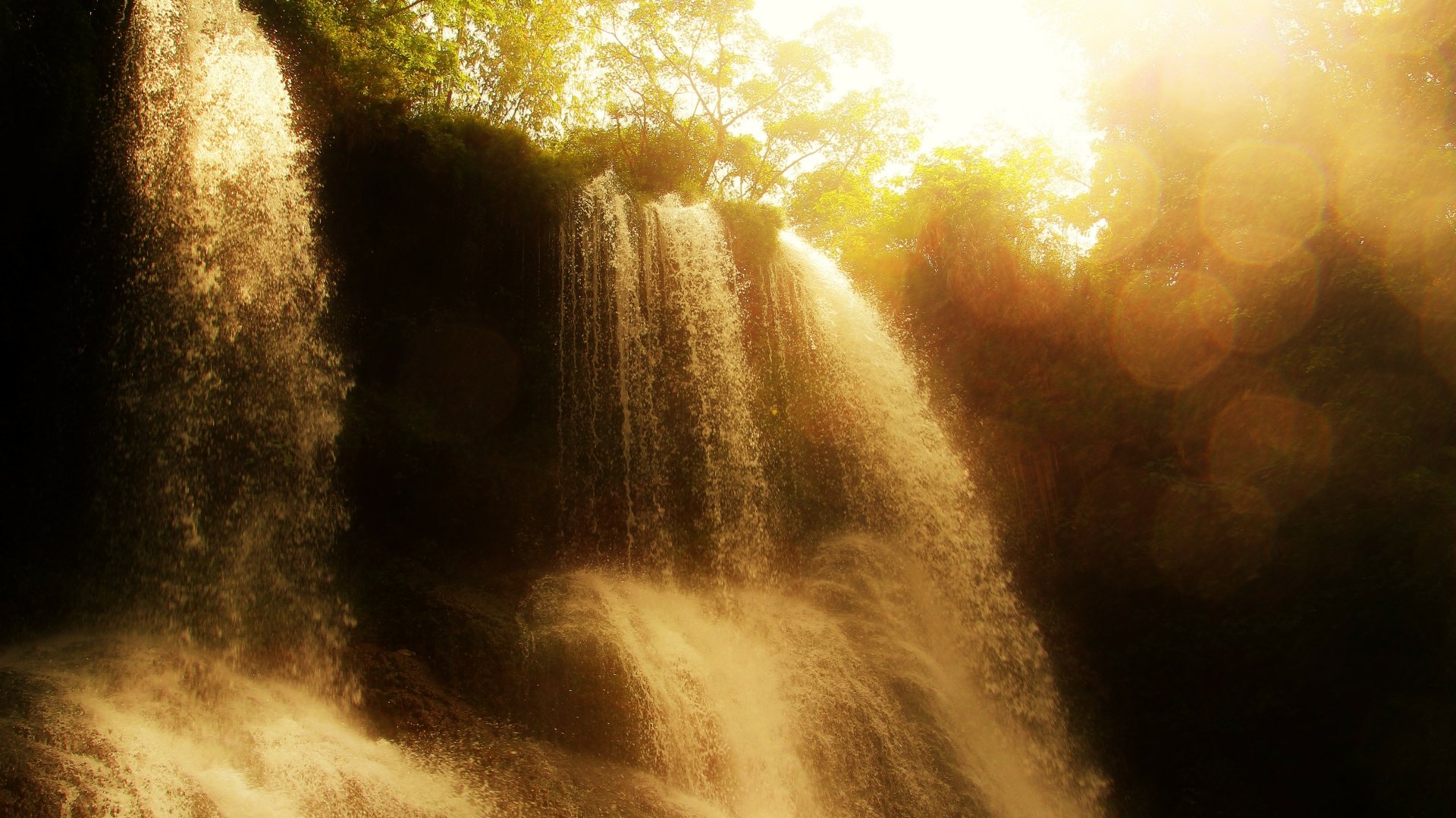 Golden Waterfall 16:9 by Hieu353Extrope