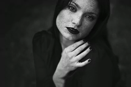 freckles lipstick Black & White woman model HD Desktop Wallpaper | Background Image