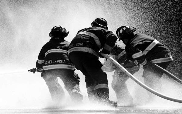 Men Firefighter Black & White Water Hose HD Wallpaper | Background Image