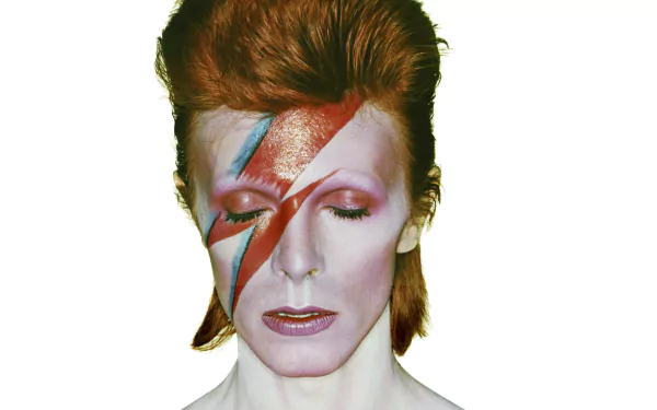 HD PC desktop wallpaper: close-up music portrait of a red-haired musician with pale skin and a red-and-blue lightning-bolt face paint.