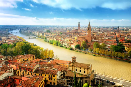4K Ultra HD PC desktop wallpaper: panoramic cityscape of Verona, Italy, with river, historic houses, churches and buildings on the horizon.
