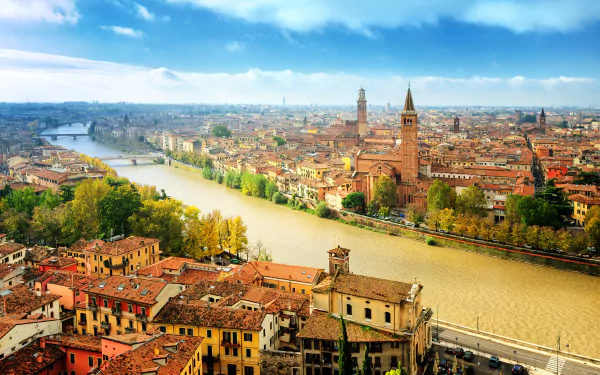 4K Ultra HD PC desktop wallpaper: panoramic cityscape of Verona, Italy, with river, historic houses, churches and buildings on the horizon.