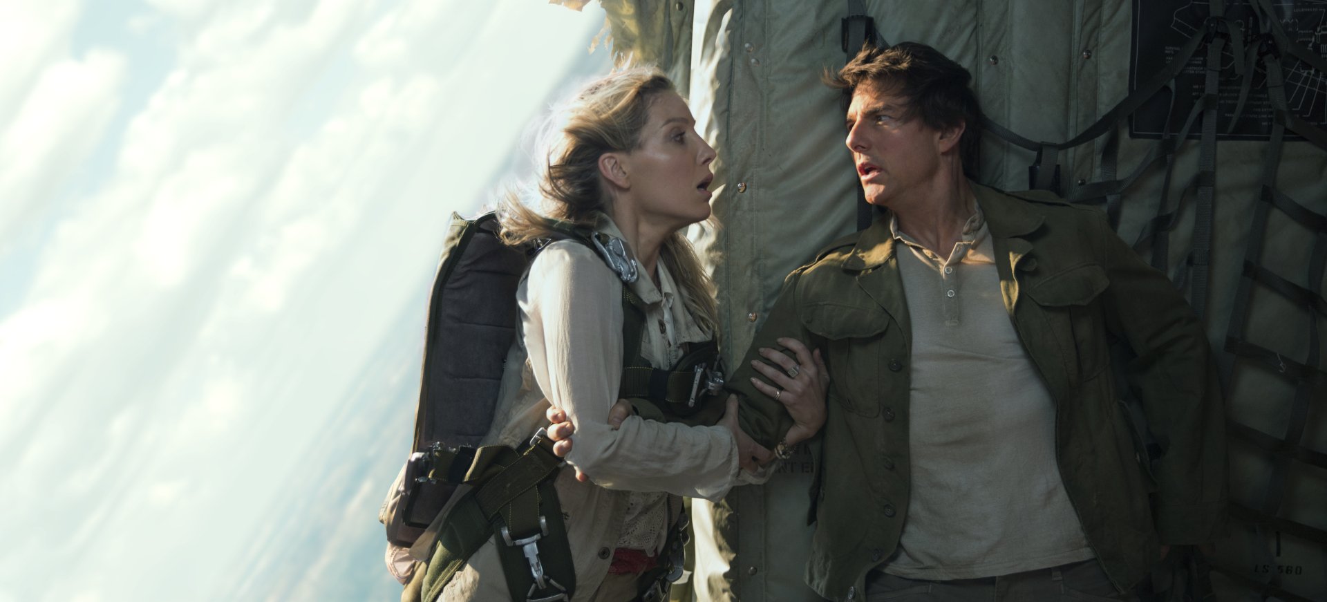 Annabelle Wallis and Tom Cruise in a dramatic moment from the movie The Mummy (2017). This HD wallpaper captures a tense scene from the film.
