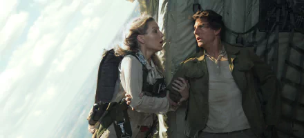 Annabelle Wallis and Tom Cruise in a dramatic moment from the movie The Mummy (2017). This HD wallpaper captures a tense scene from the film.