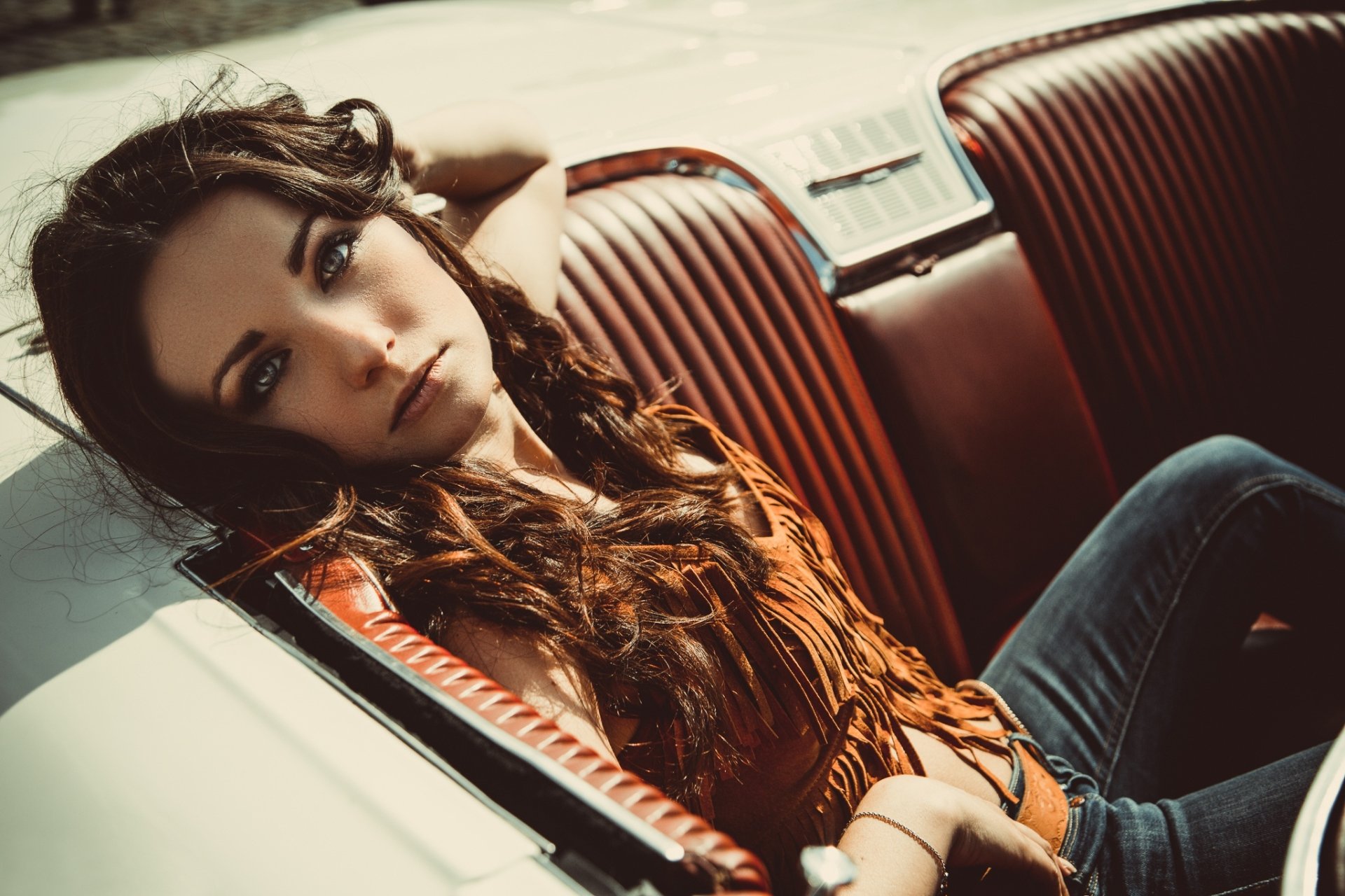 Download Blue Eyes Brunette Woman Model HD Wallpaper