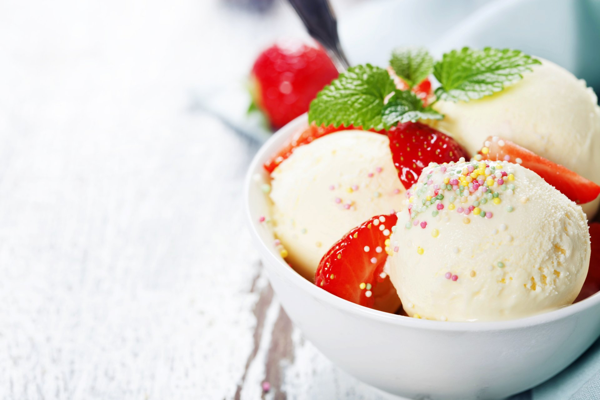 A 4K Ultra HD desktop wallpaper featuring a bowl of strawberry ice cream dessert garnished with fresh strawberries and mint leaves.