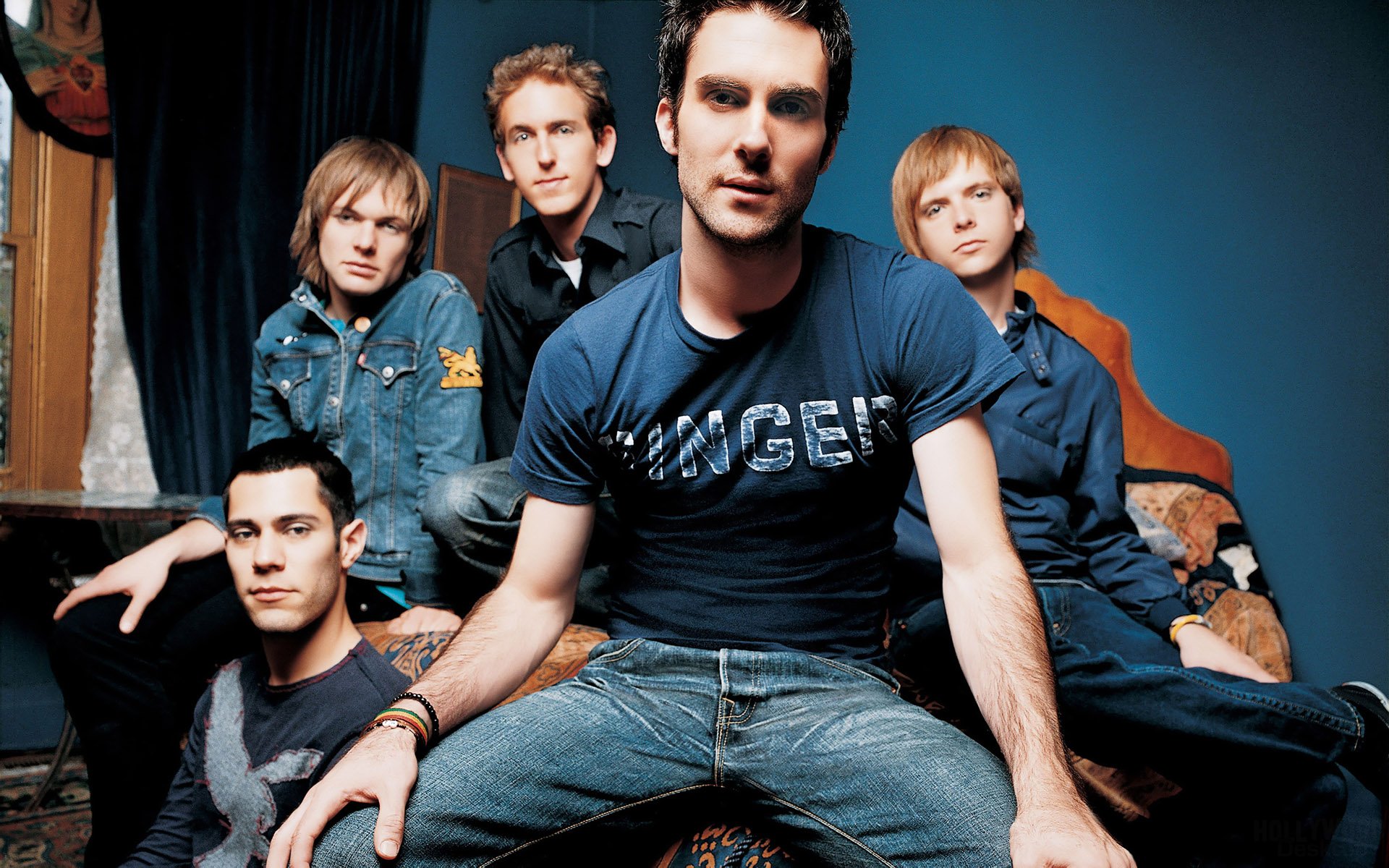 HD desktop wallpaper featuring the members of Maroon 5 posing together in a stylized room.