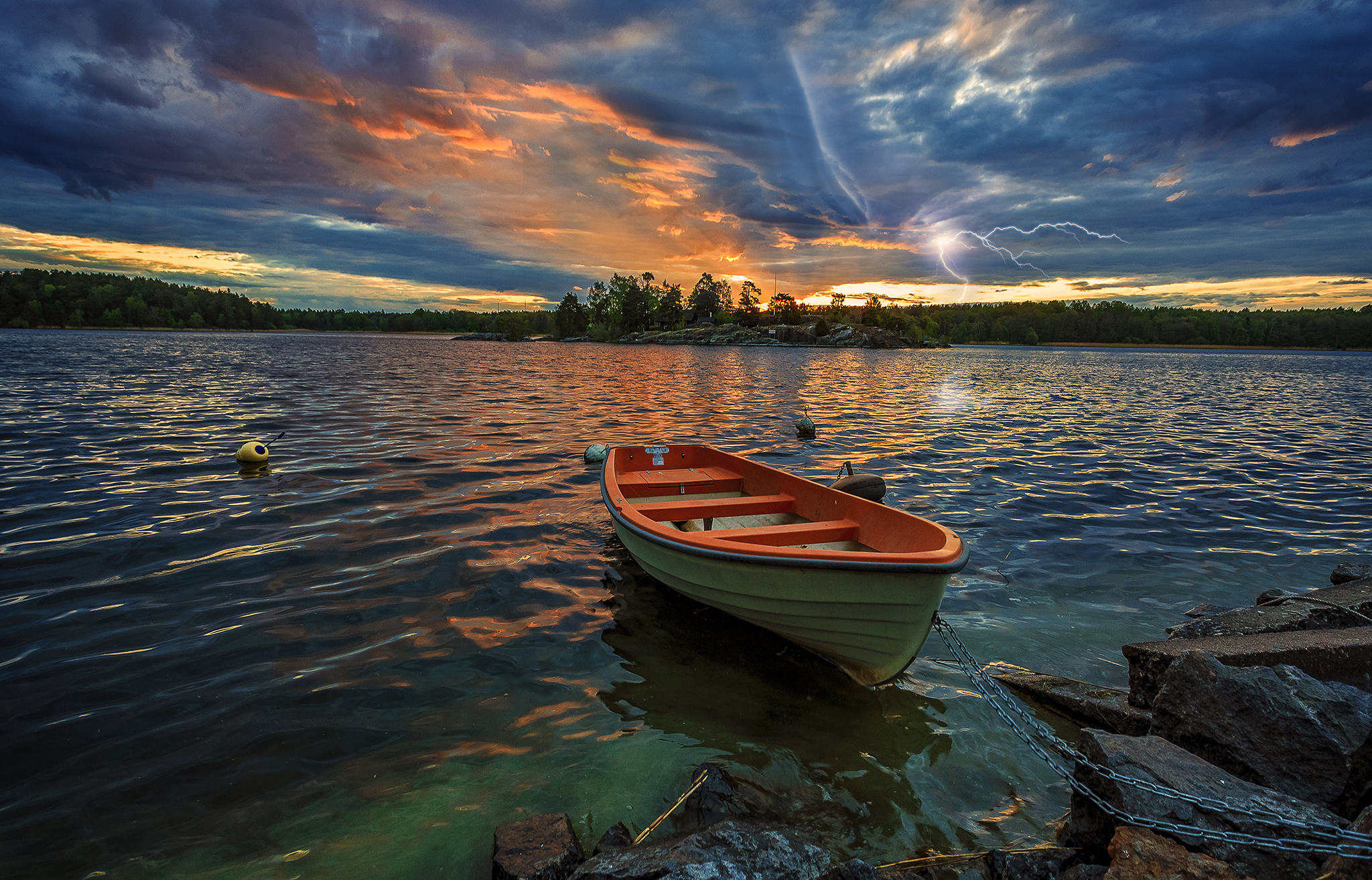 Можно ли на лодке на озере. Озеро Венерн. Лодка на озере. Природа озеро лодка. Лодка в море.