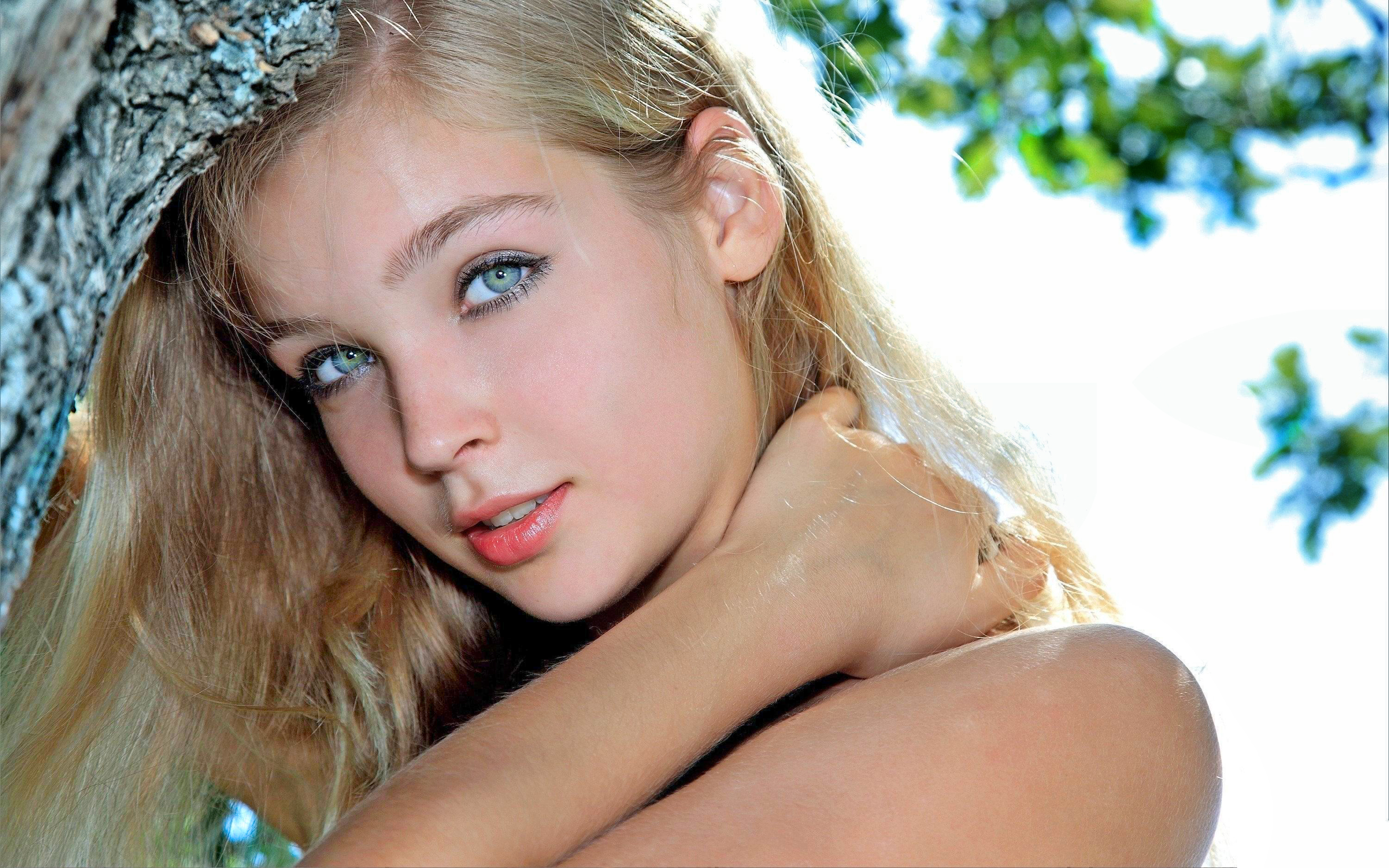 2. The Beauty of Blonde Hair and Blue Eyes - wide 6