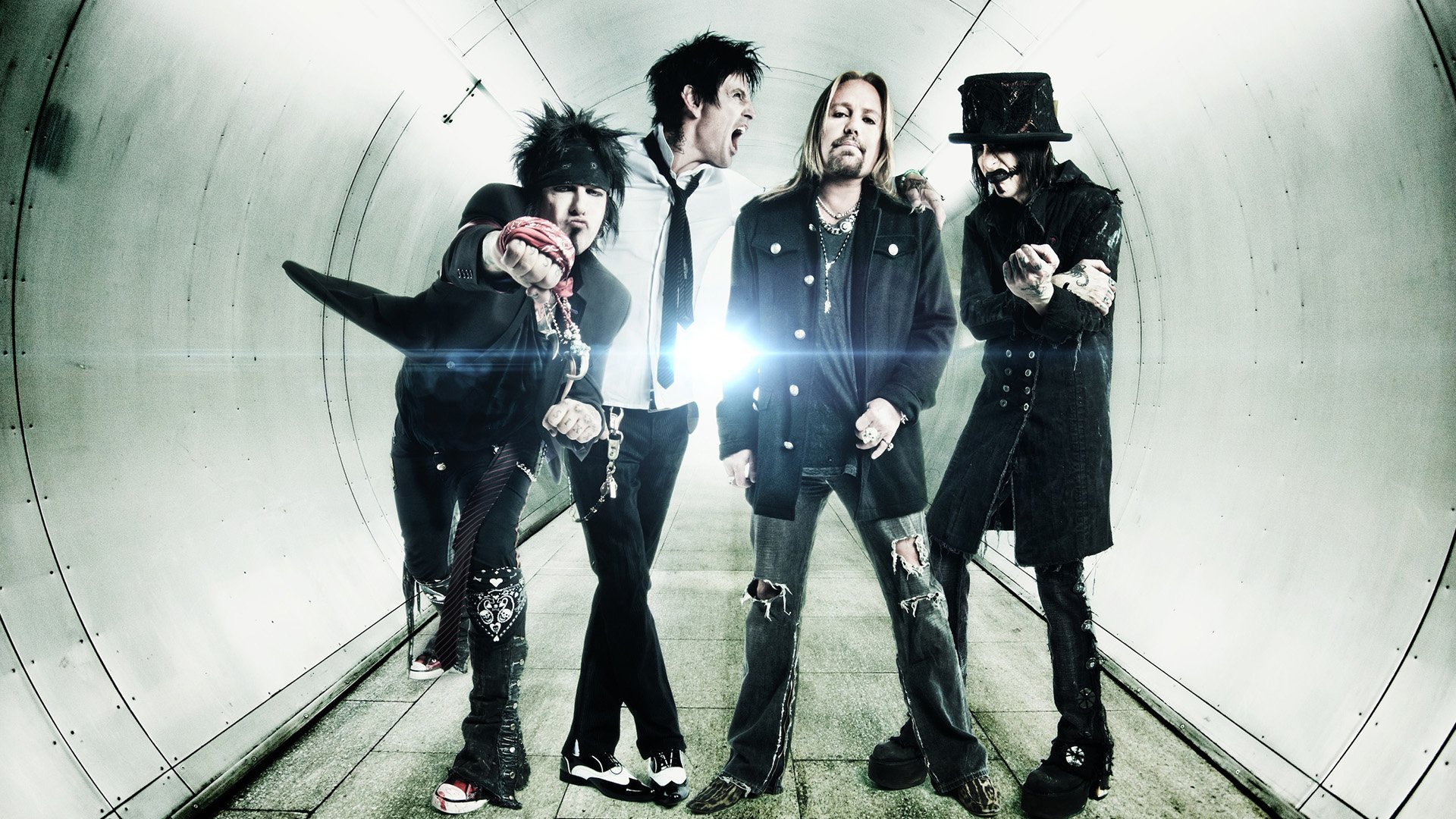 HD desktop wallpaper featuring Mötley Crüe band members in a tunnel, embodying glam metal and heavy metal music styles.