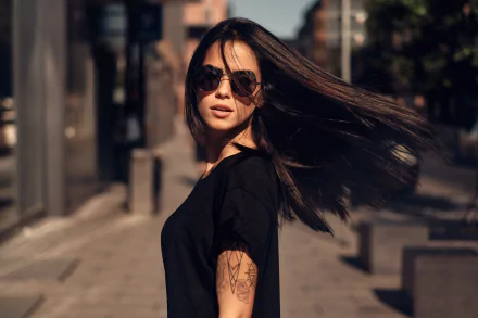 HD desktop wallpaper featuring brunette model Marlen Valderrama Alvaréz wearing sunglasses with a depth of field effect in an urban setting.