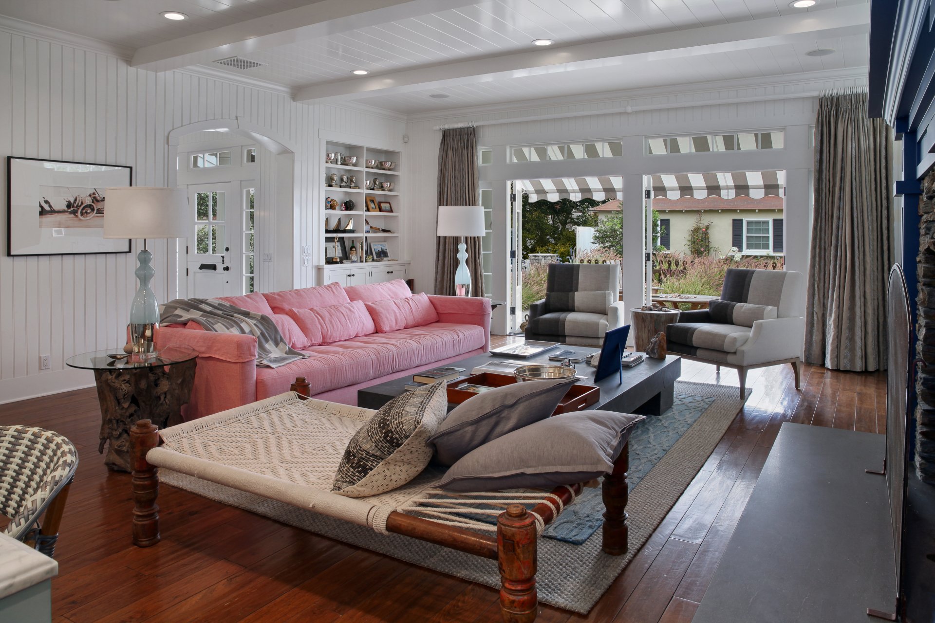 Room rooms разница. Розовый диван в интерьере. Sitting Room и Living Room разница. Диван с подушками разных размеров. Картинки 4к интерьер.
