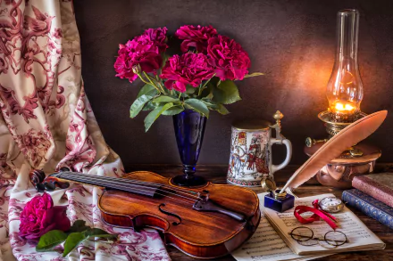 Still life 4K Ultra HD wallpaper featuring a violin, oil lamp, stein, quill, sheet music, glasses, books, and a blue vase with vibrant pink flowers on a decorative fabric.