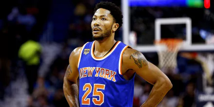 HD desktop wallpaper featuring Derrick Rose in a New York Knicks jersey, number 25, on the basketball court.