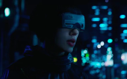 Cyberpunk movie still (Ghost in the Shell, 2017): woman in a visor against neon-lit cityscape — HD PC desktop wallpaper