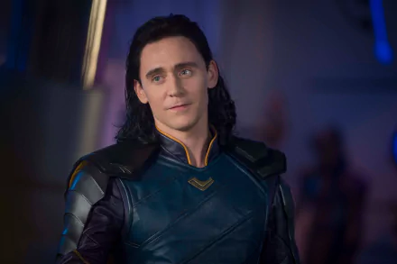 HD desktop wallpaper featuring Tom Hiddleston as Loki from the movie Thor: Ragnarok, portraying the Marvel Comics character in his iconic costume.