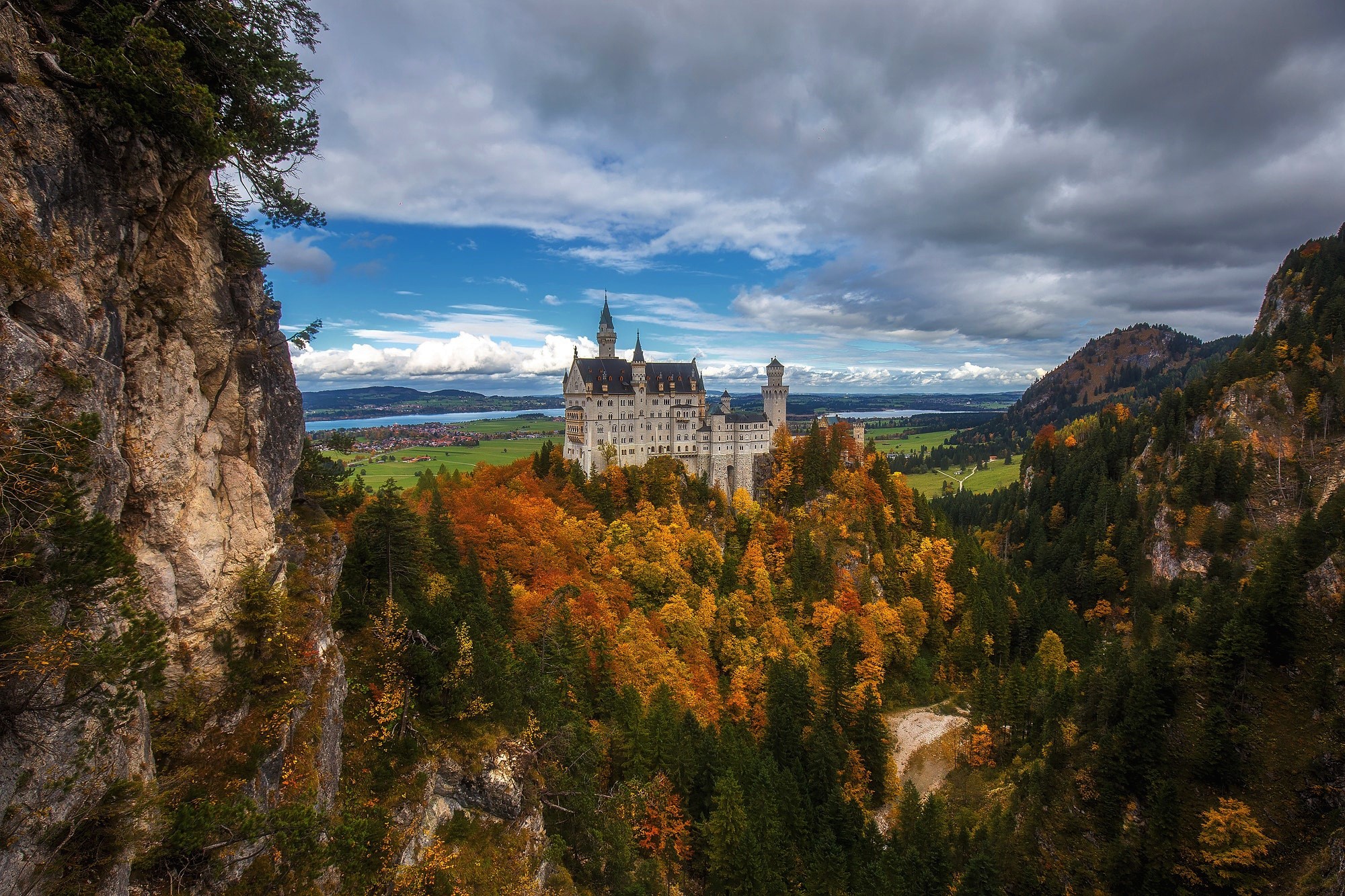 neuschwanstein-castle-in-autumn