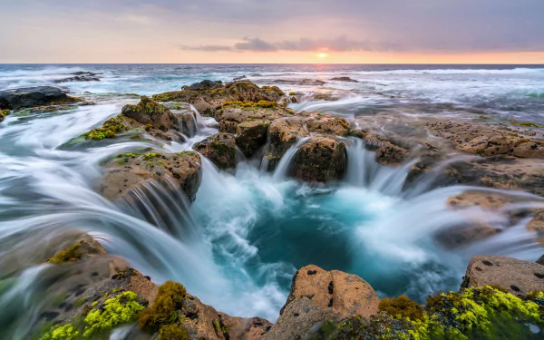 2K Quad HD PC desktop wallpaper and background: Thor's Well on a Hawaiian rocky coast, ocean waves swirling into a horizon-lit sea — vivid nature and ocean waves.