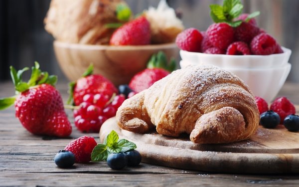 Nahrungsmittel Frühstuck Croissant Stillleben Frucht Erdbeere Himbeere Heidelbeere HD Wallpaper | Hintergrund