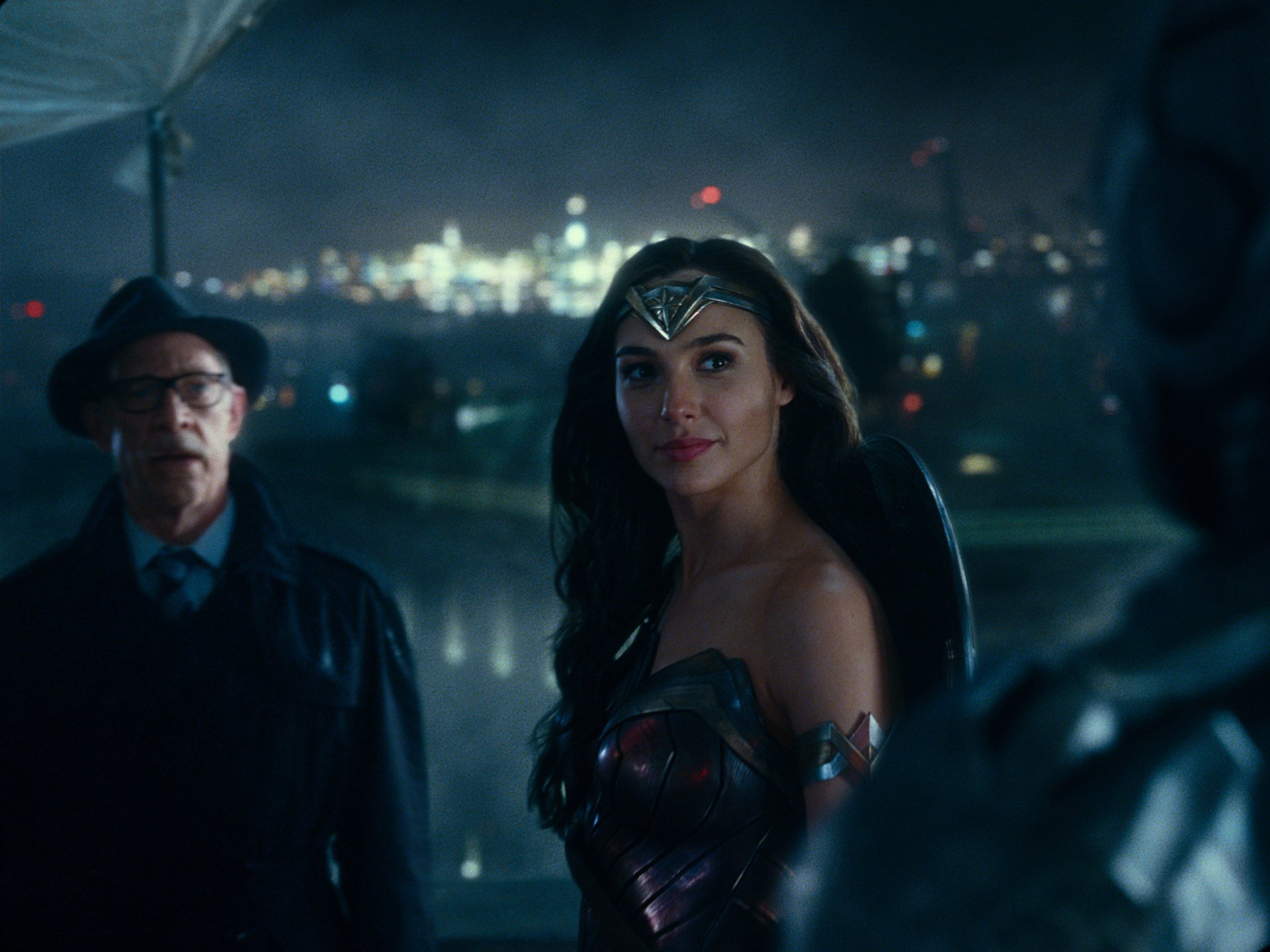 HD desktop wallpaper featuring Wonder Woman (Gal Gadot) and Commissioner Gordon (J.K. Simmons) from the 2017 movie Justice League.