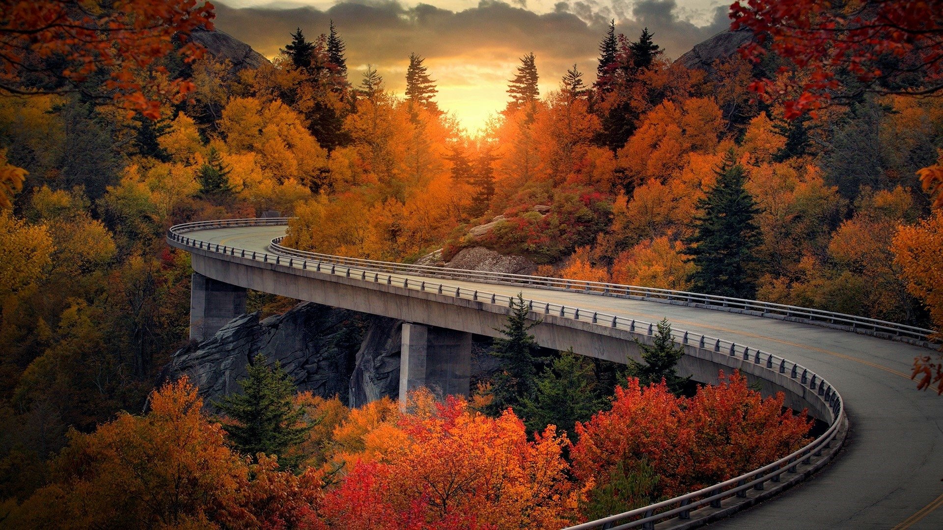 Viaduct on the Blue Ridge Parkway in North Carolina in Autumn Papel de