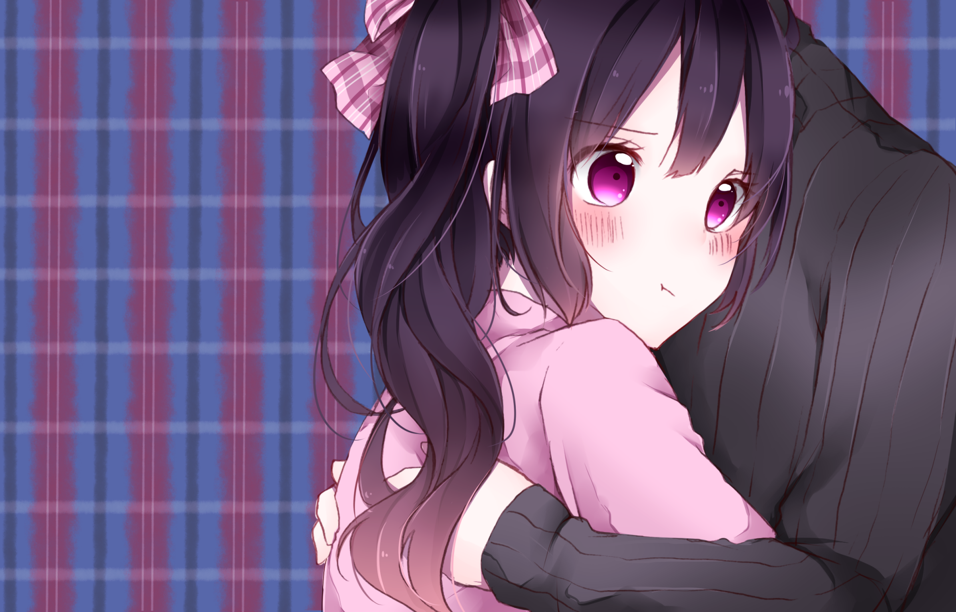 HD anime original artwork featuring a girl with long dark hair and pink eyes, wearing a pink outfit, against a plaid background, designed as a PC desktop wallpaper.