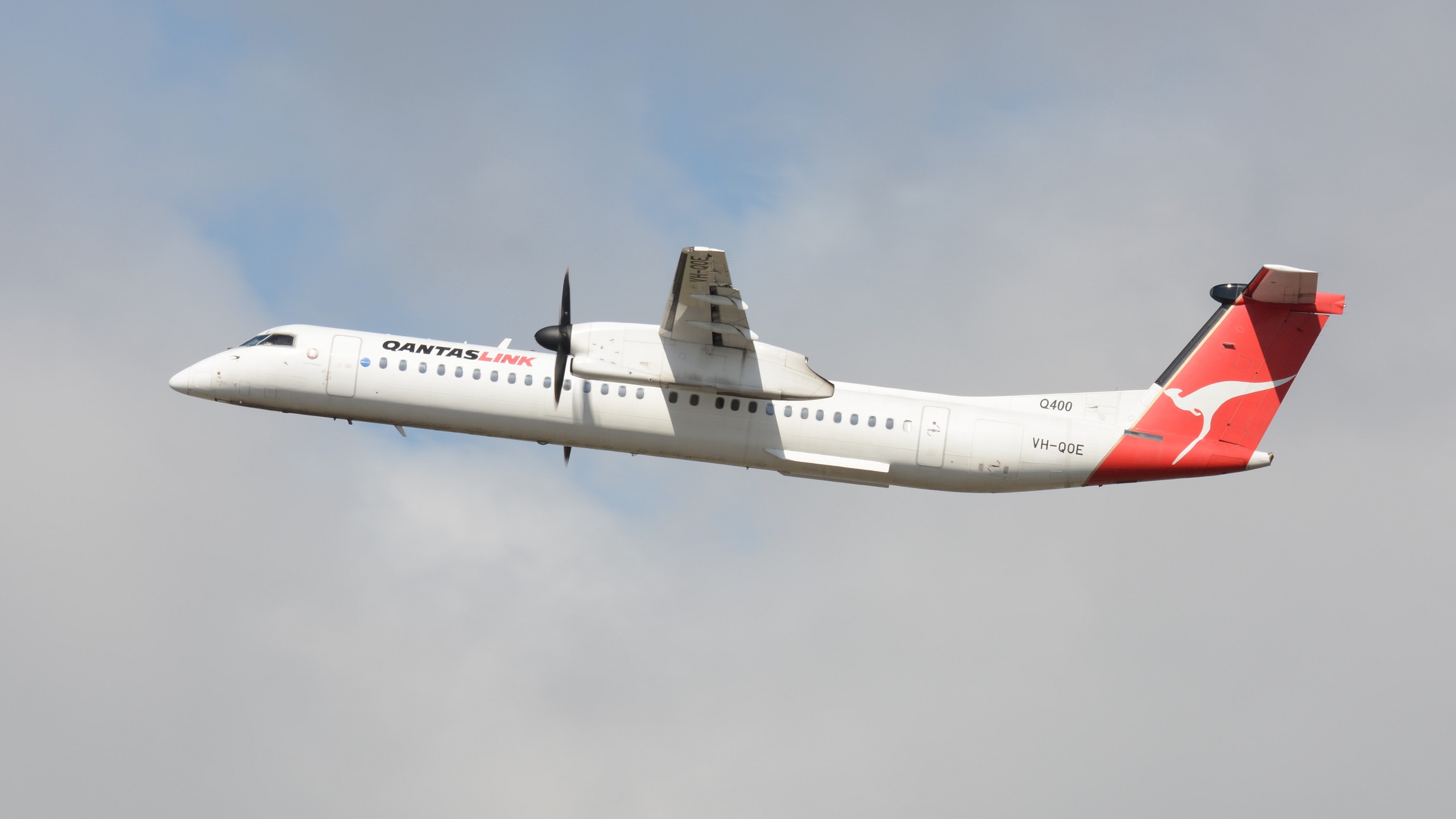 Vehicles Bombardier Dash 8 HD Wallpaper | Background Image