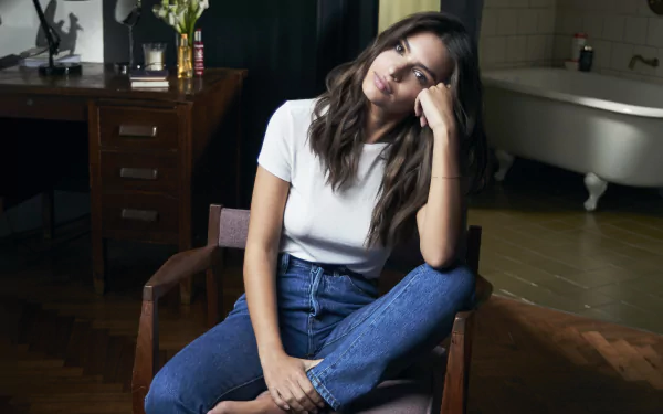 long hair brunette model American Celebrity Emily Ratajkowski HD Desktop Wallpaper | Background Image