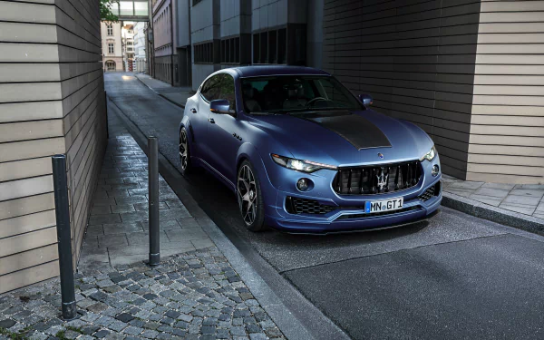 Blue Maserati Levante SUV car parked in a narrow urban alley — 4K Ultra HD PC desktop wallpaper featuring the luxury Maserati vehicle.