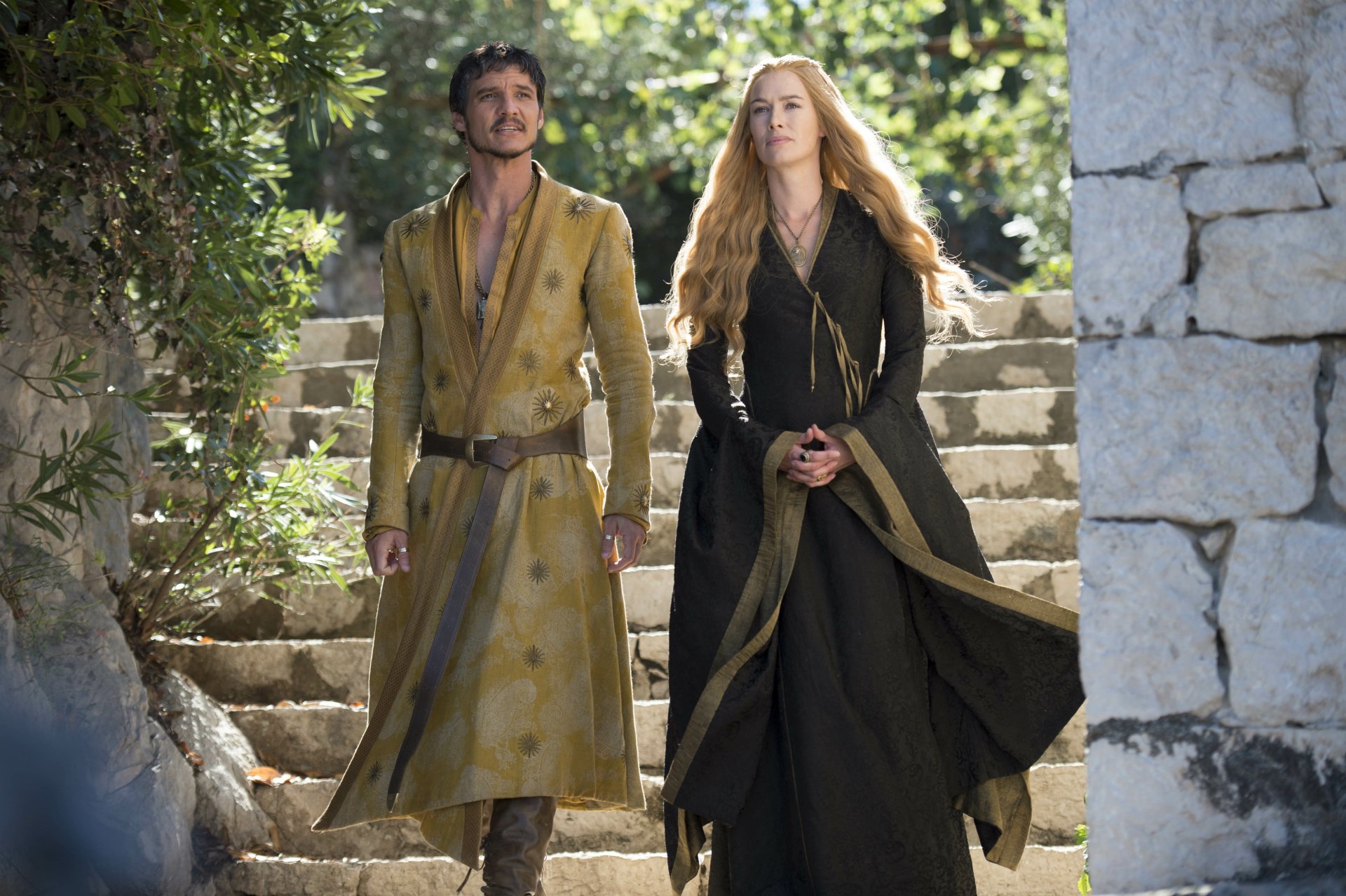 4K Ultra HD wallpaper featuring Pedro Pascal as Oberyn Martell and Lena Headey as Cersei Lannister from the TV show Game of Thrones, walking outdoors on stone steps.