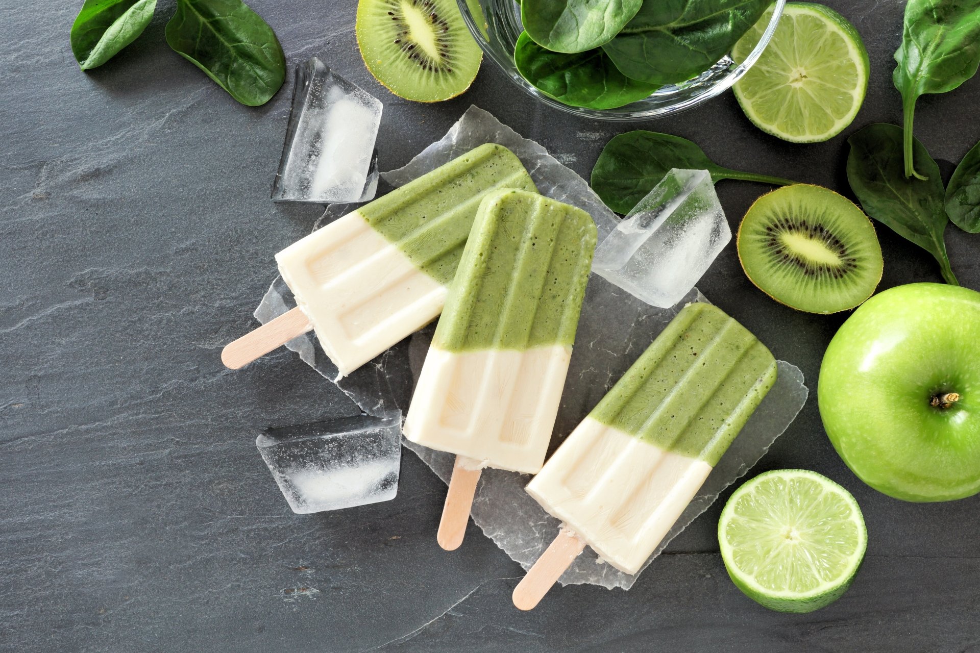 4K Ultra HD desktop wallpaper featuring green apple and kiwi popsicles with ice cubes and fresh fruit in a vibrant still life food composition.