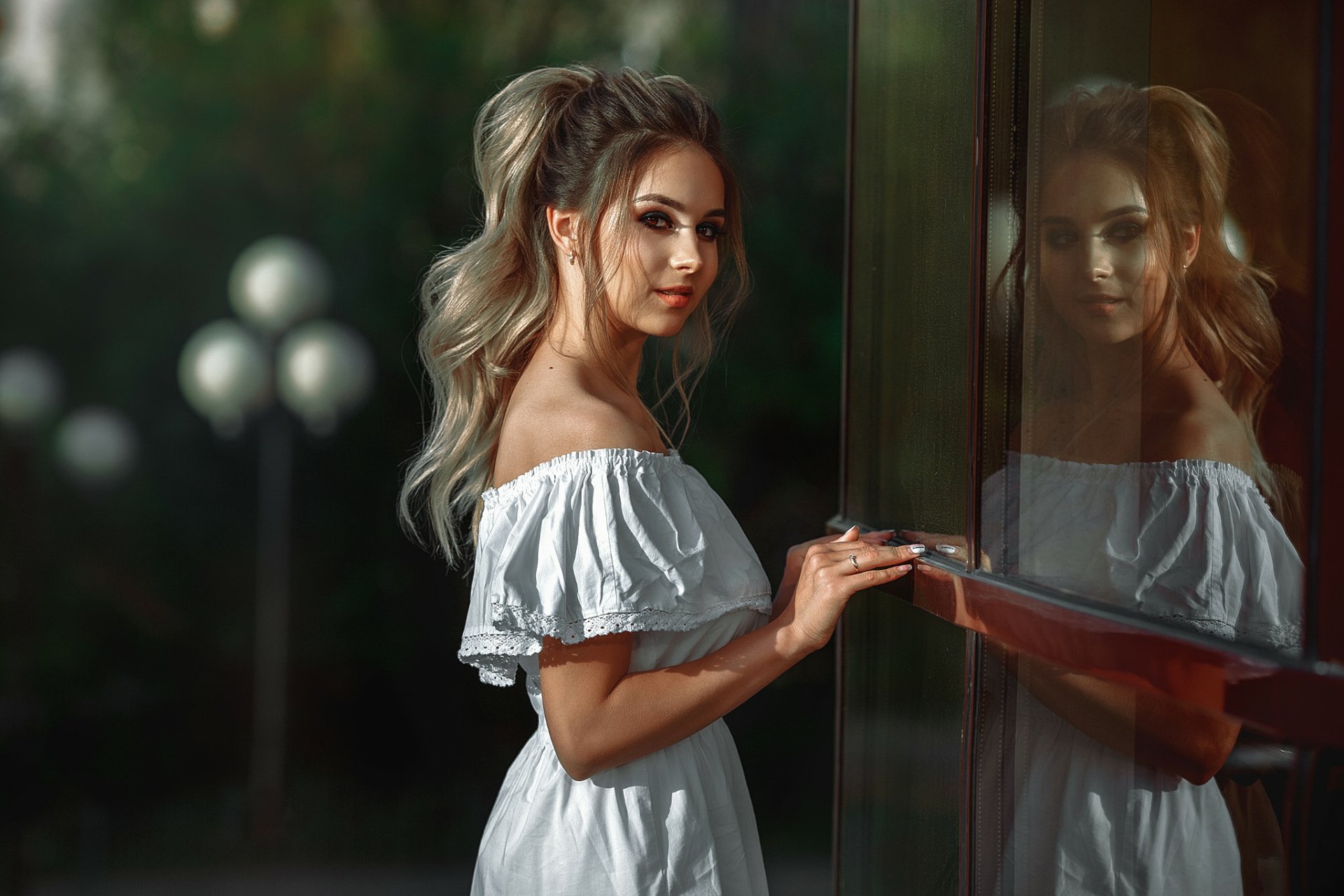 За окном белом платье. Девушка в зеркале. Девушка в отражении зеркала. Портрет с отражением. Девушка в белом платье.