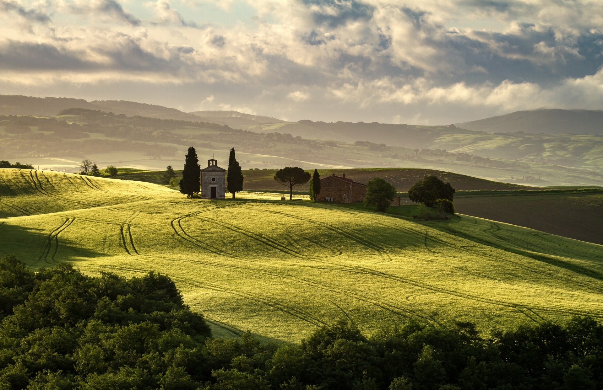 Tuscany Field Landscape - HD Wallpaper