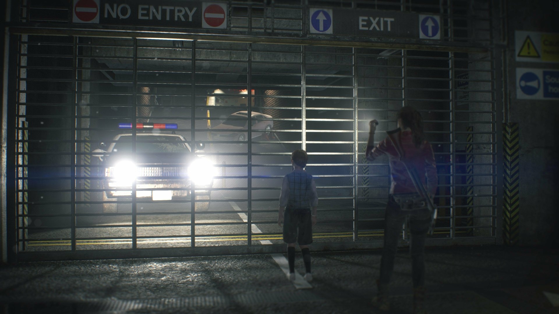 Claire Redfield stands with a child facing a police car's bright headlights behind a metal gate in a dark, atmospheric scene from Resident Evil 2 (2019), 4K Ultra HD.