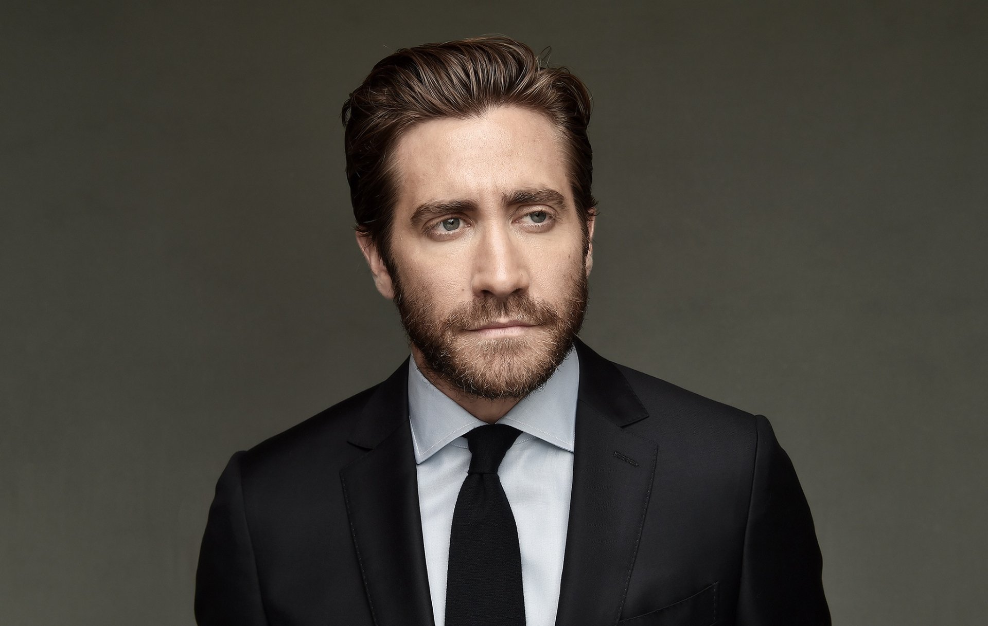 Download Suit Beard American Actor Celebrity Jake Gyllenhaal HD Wallpaper