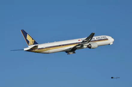  9V-SYJ Singapore Airlines Boeing 777-312 Over Sydney Airport