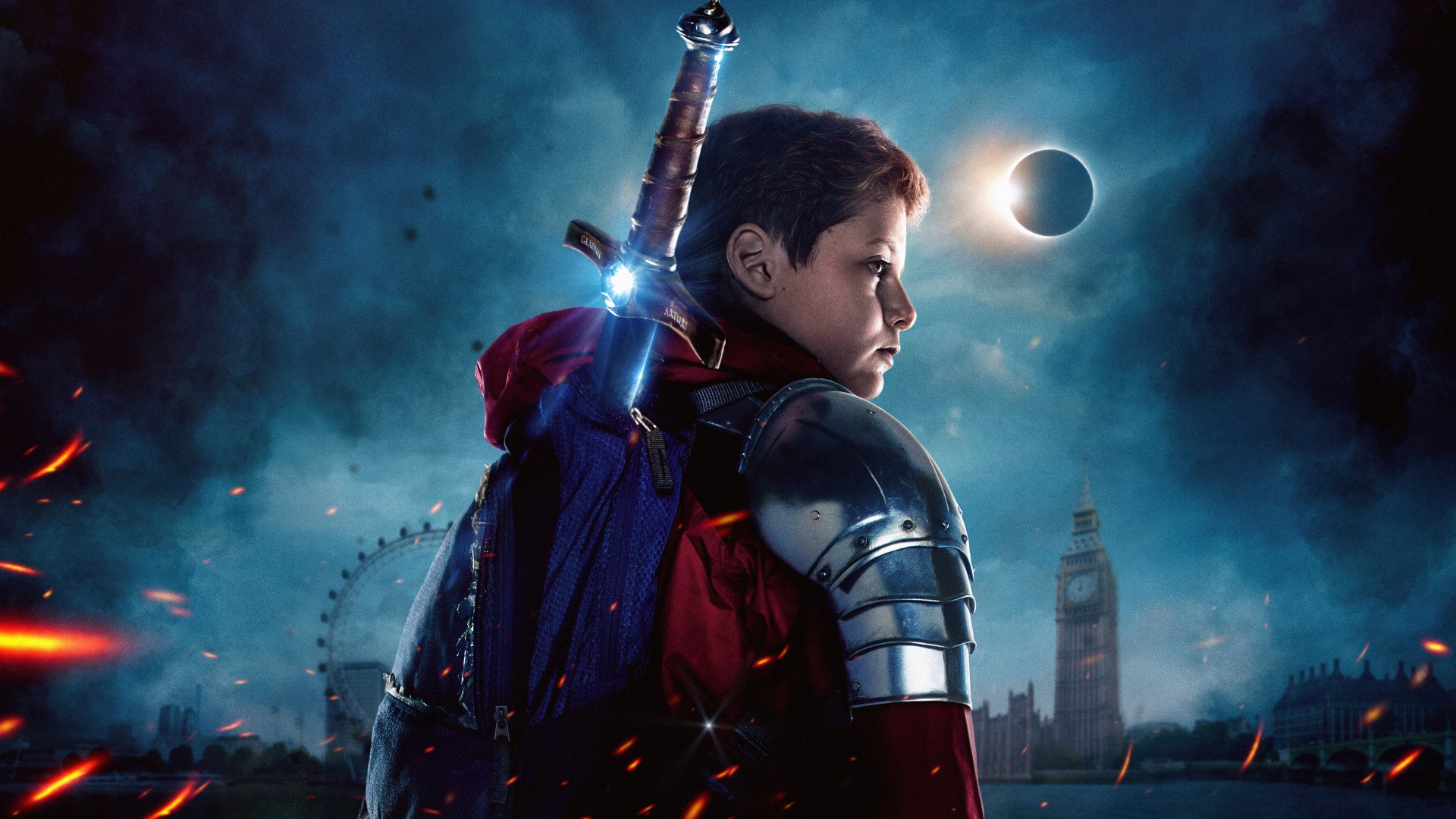 5K Ultra HD PC desktop wallpaper/background: young hero in armor with sword strapped to his back beneath an eclipse over London — movie: The Kid Who Would Be King.