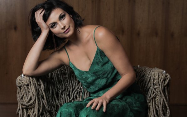 Celebrity Morena Baccarin Actresses Brazil Brunette Actress Green Dress HD Wallpaper | Background Image