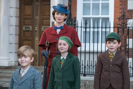 HD wallpaper featuring characters from Mary Poppins Returns, with Mary Poppins and three children in vintage attire standing in front of a house.
