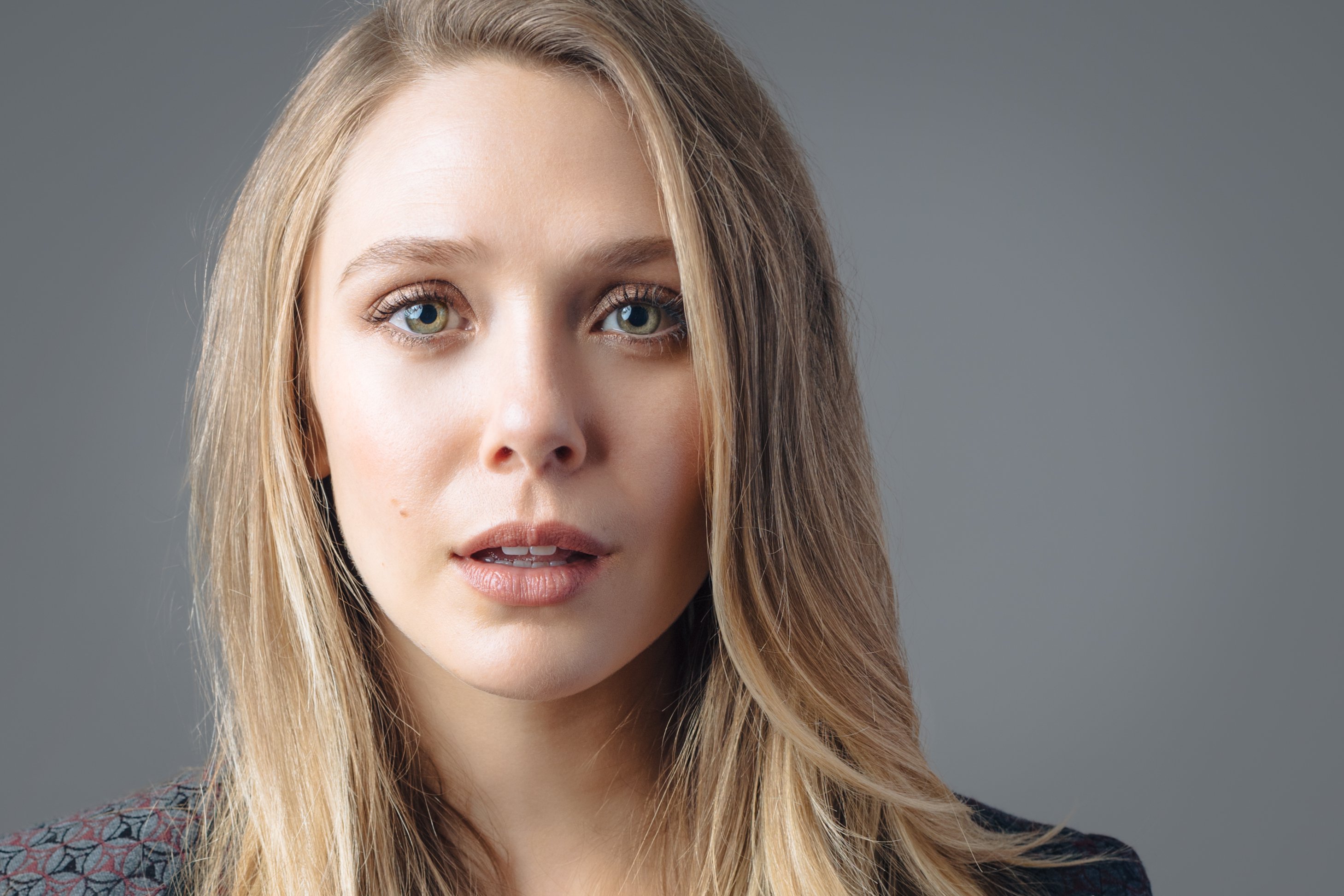 Golden Grace Hd Wallpaper Of Elizabeth Olsen 0830