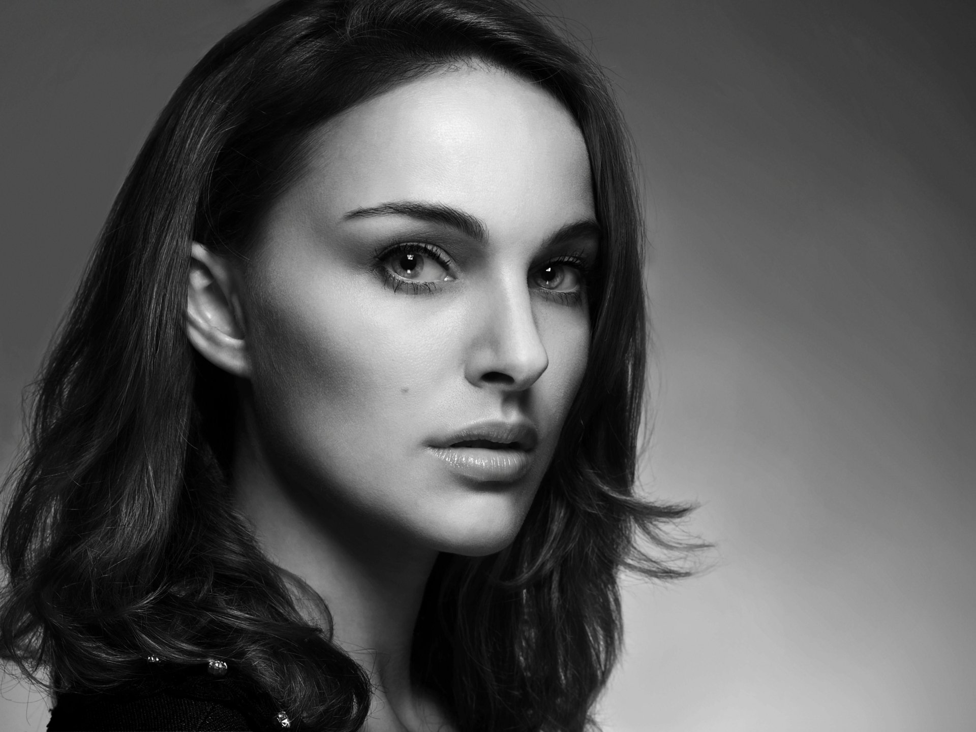 A monochrome close-up of American actress Natalie Portman, showcasing her captivating face in high definition for a desktop wallpaper.